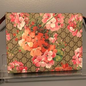 Gucci supreme monogram Bloom print cosmetic case